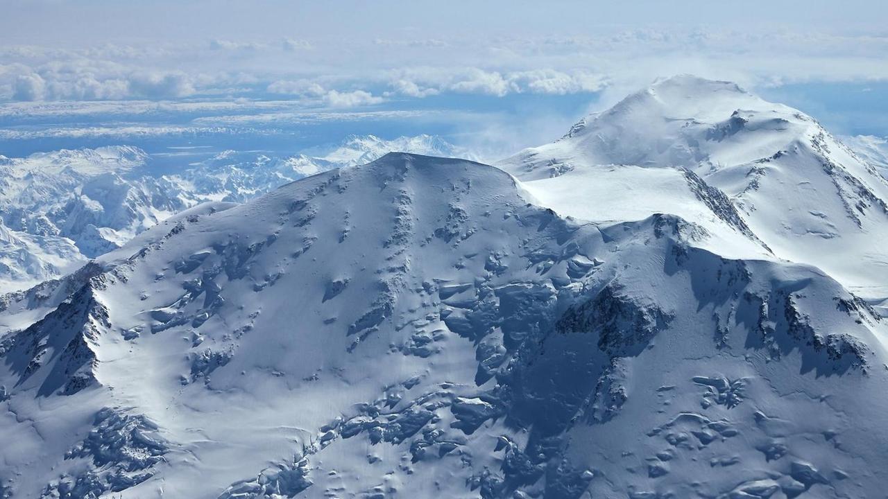 Der höchste Berg Nordamerikas mit 6194 Metern ist der Mount McKinley, in Alaska heißt er traditionell Denali, der Hohe, der große Berg. Anläßlich einer Alaskareise von US-Präsident Barack Obama wurde er offiziell in "Denali" umbenannt, in indigene Sprache. Der höchste Berg Nordamerikas mit 6194 Metern ist der Mount McKinley, in Alaska heißt er traditionell Denali, der Hohe, der große Berg. Anläßlich einer Alaskareise von US-Präsident Barack Obama wurde er offiziell in "Denali" umbenannt, in indigene Sprache.