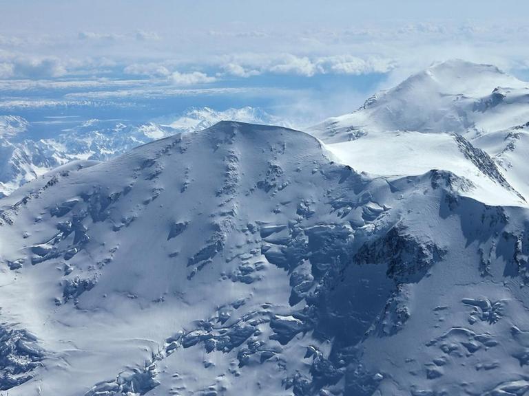 Der höchste Berg Nordamerikas mit 6194 Metern ist der Mount McKinley, in Alaska heißt er traditionell Denali, der Hohe, der große Berg. Anläßlich einer Alaskareise von US-Präsident Barack Obama wurde er offiziell in "Denali" umbenannt, in indigene Sprache.