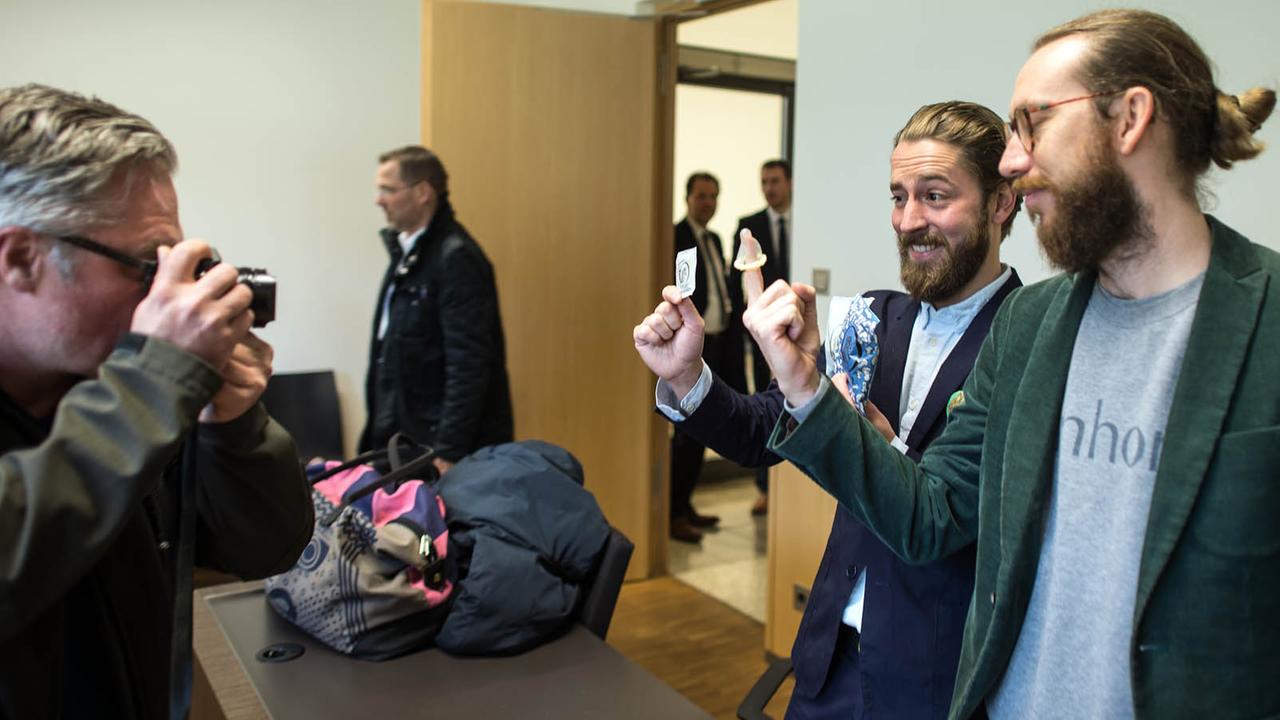 Die Einhorn-Geschäftsführer Waldemar Zeiler (r.) und Philip Siefer halten am 27.10.2015 in Düsseldorf (Nordrhein-Westfalen) Kondome ihrer Firma in die Kamera eines Fotografen. Die Einhorn-Geschäftsführer Waldemar Zeiler (r.) und Philip Siefer halten am 27.10.2015 in Düsseldorf (Nordrhein-Westfalen) Kondome ihrer Firma in die Kamera eines Fotografen.