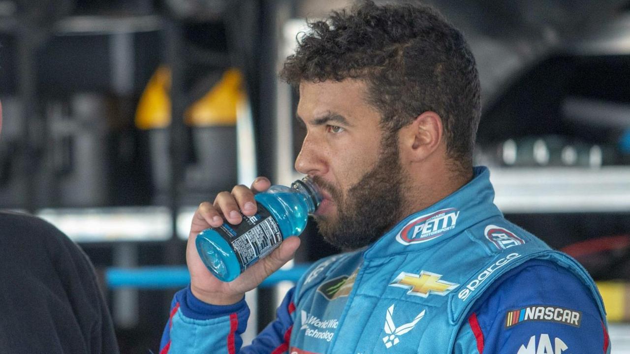 Bubba Wallace, der einzige Afroamerikaner in der NASCAR-Rennserie, ist Opfer eines Rassismus-Skandals geworden. Bubba Wallace, der einzige Afroamerikaner in der NASCAR-Rennserie, ist Opfer eines Rassismus-Skandals geworden.
