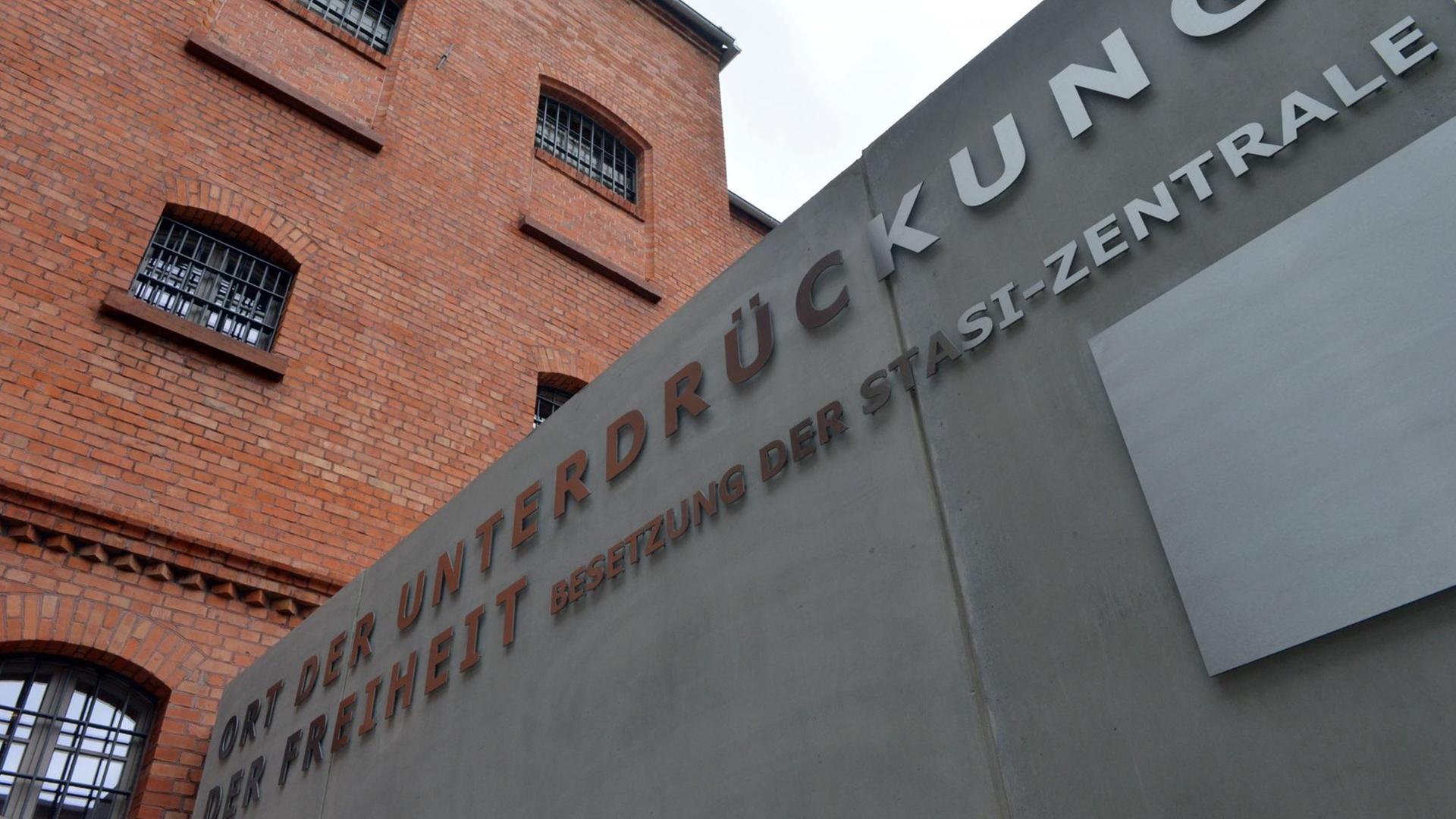 Außenansicht der Gedenk- und Bildungsstätte Andreasstraße, zu lesen ist: Ort der Unterdrückung der Freiheit Außenansicht der Gedenk- und Bildungsstätte Andreasstraße, zu lesen ist: Ort der Unterdrückung der Freiheit