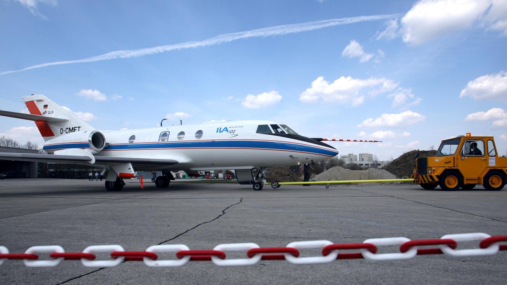 Das Forschungsflugzeug vom Typ Dassault Falcon 20E wird auf dem Flugplatz des Deutschen Zentrums für Luft- und Raumfahrt (DLR) in Oberpfaffenhofen zur Startbahn gezogen Das Forschungsflugzeug vom Typ Dassault Falcon 20E wird auf dem Flugplatz des Deutschen Zentrums für Luft- und Raumfahrt (DLR) in Oberpfaffenhofen zur Startbahn gezogen