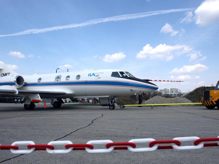 Das Forschungsflugzeug vom Typ Dassault Falcon 20E wird auf dem Flugplatz des Deutschen Zentrums für Luft- und Raumfahrt (DLR) in Oberpfaffenhofen zur Startbahn gezogen