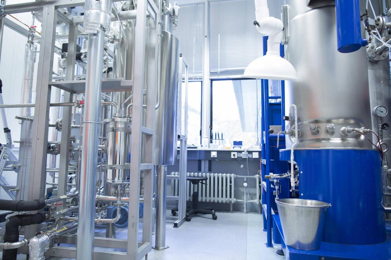 Technikraum mit einem Fermenter Technikraum mit einem Fermenter