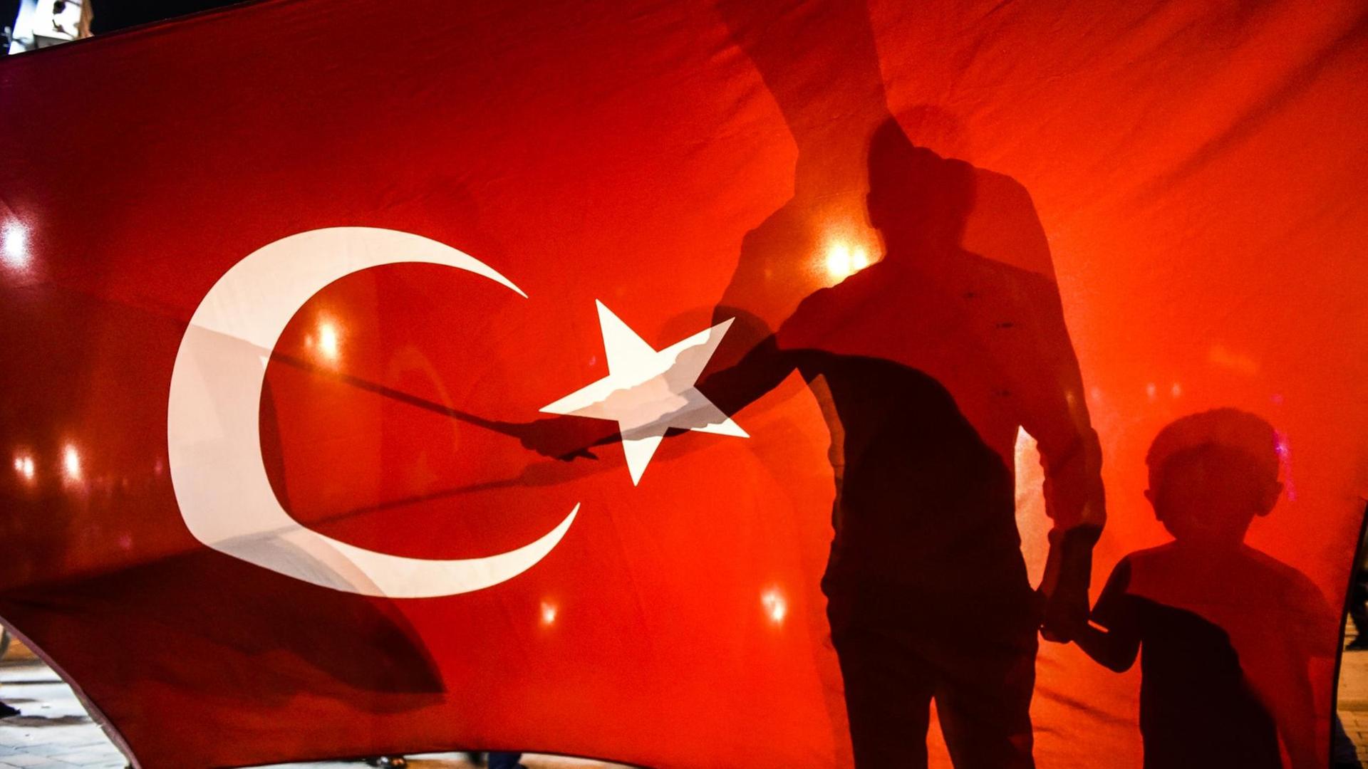 Anhänger des türkischen Präsidenten Erdogan auf dem Taksim-Platz in Istanbul.