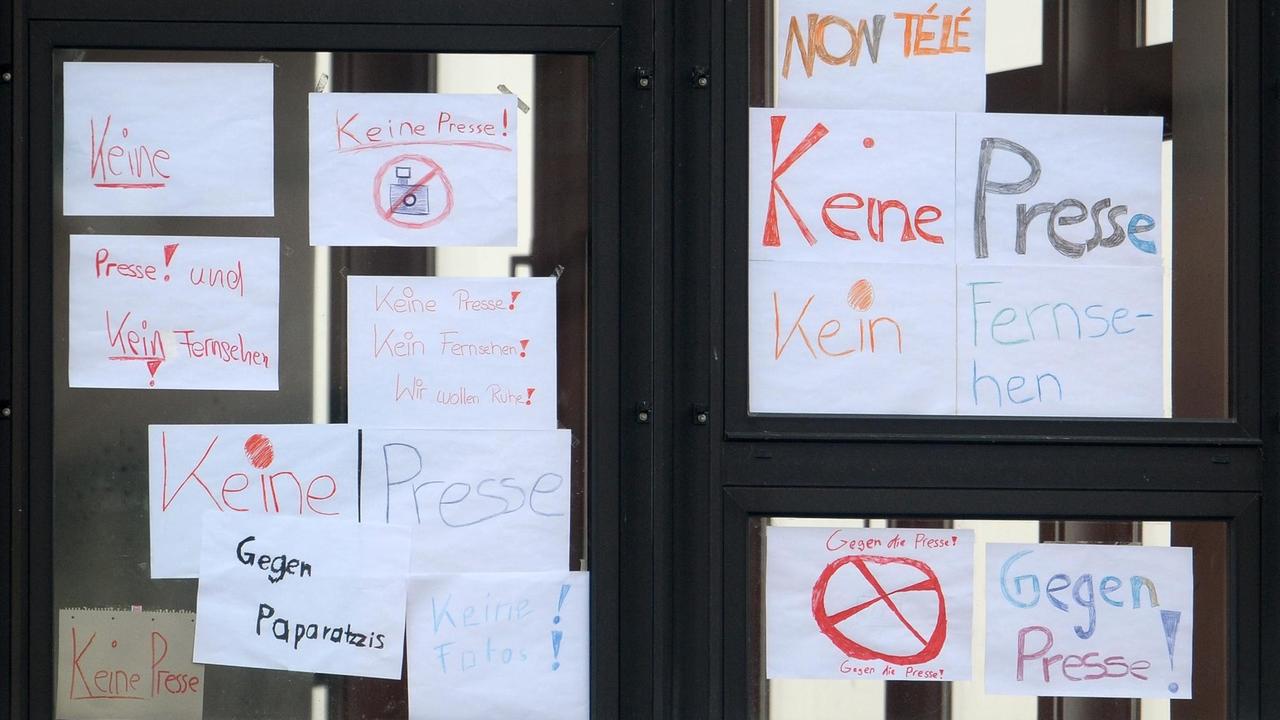 Transparente gegen die Medien und ihre Vertreter hängen am Samstag (14.03.2009) an einer Fensterscheibe in der Albertville-Realschule in Winnenden. Ein Amokläufer hatte am 11.03.2009 in Winnenden bei Stuttgart 15 Menschen in der Albertville-Realschule und auf seiner Flucht getötet und sich dann selbst umgebracht. Transparente gegen die Medien und ihre Vertreter hängen am Samstag (14.03.2009) an einer Fensterscheibe in der Albertville-Realschule in Winnenden. Ein Amokläufer hatte am 11.03.2009 in Winnenden bei Stuttgart 15 Menschen in der Albertville-Realschule und auf seiner Flucht getötet und sich dann selbst umgebracht.