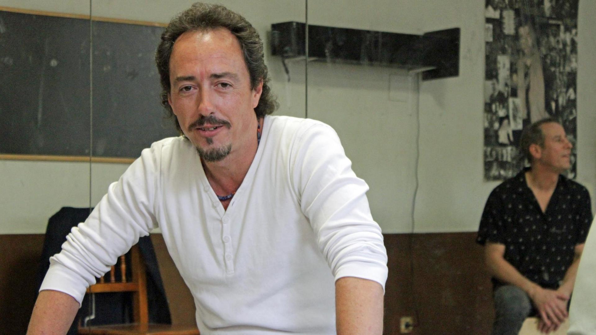 Guillermo García, Lehrer für Cajón in der Flamencoschule Amor de Dios Guillermo García, Lehrer für Cajón in der Flamencoschule Amor de Dios