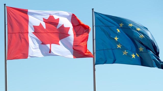 Flaggen der EU und Kanada wehen in Berlin.
