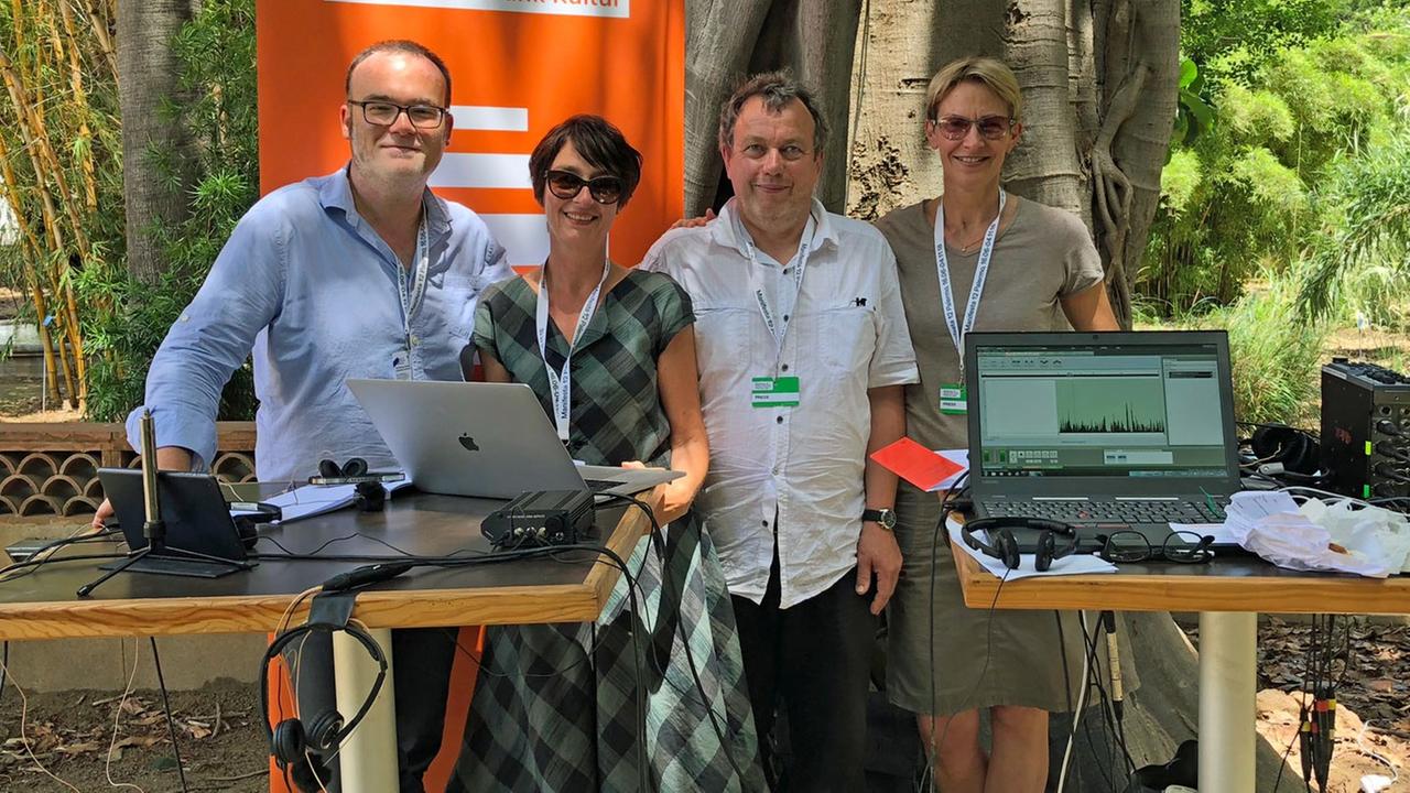 Für unsere Sendung "Fazit" in Palermo: Vladimir Balzer, Claudia Wheeler, Thomas Schütt, Susanne Burkhardt (v.l.n.r.) Für unsere Sendung "Fazit" in Palermo: Vladimir Balzer, Claudia Wheeler, Thomas Schütt, Susanne Burkhardt (v.l.n.r.)