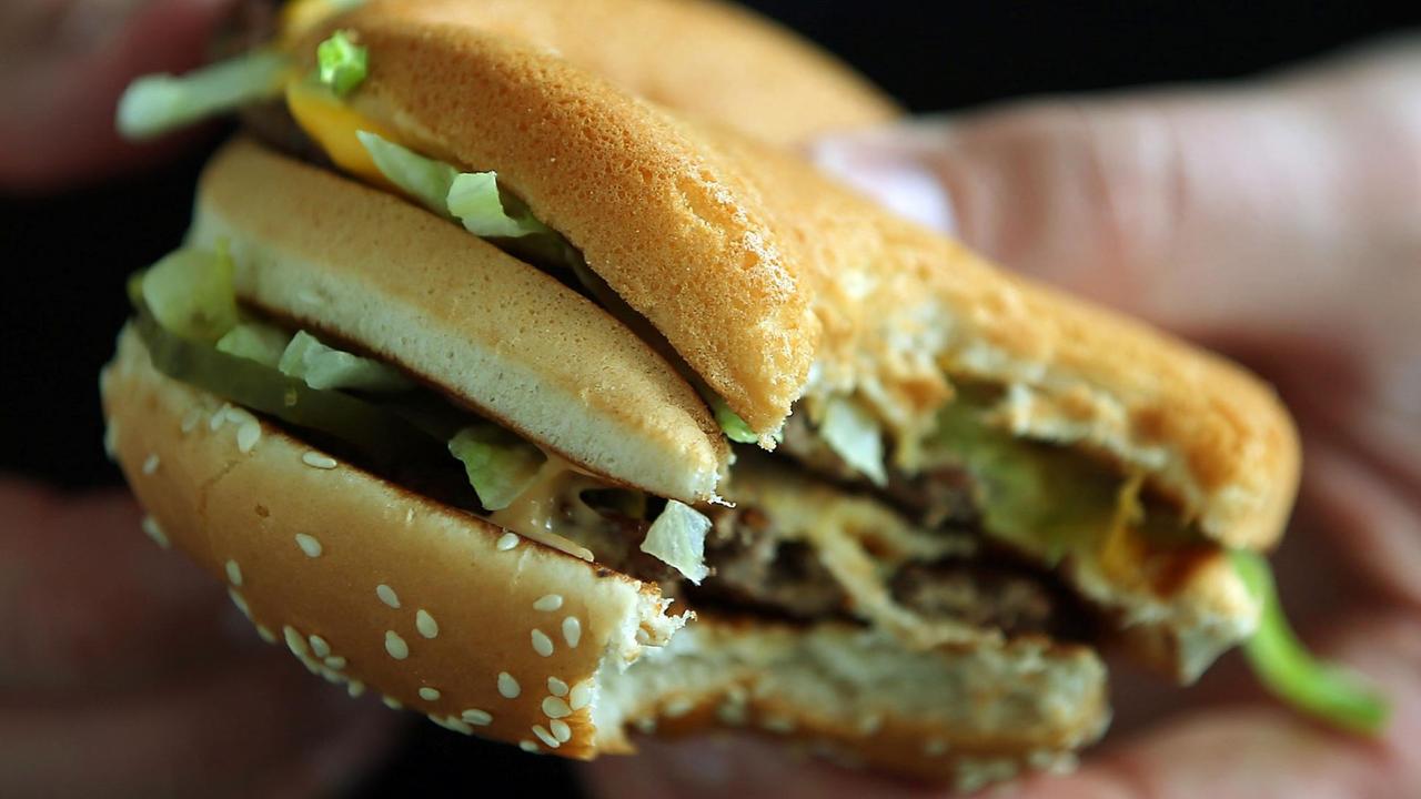 Ein Mann beißt in einen Bic Mac Ein Mann beißt in einen Bic Mac
