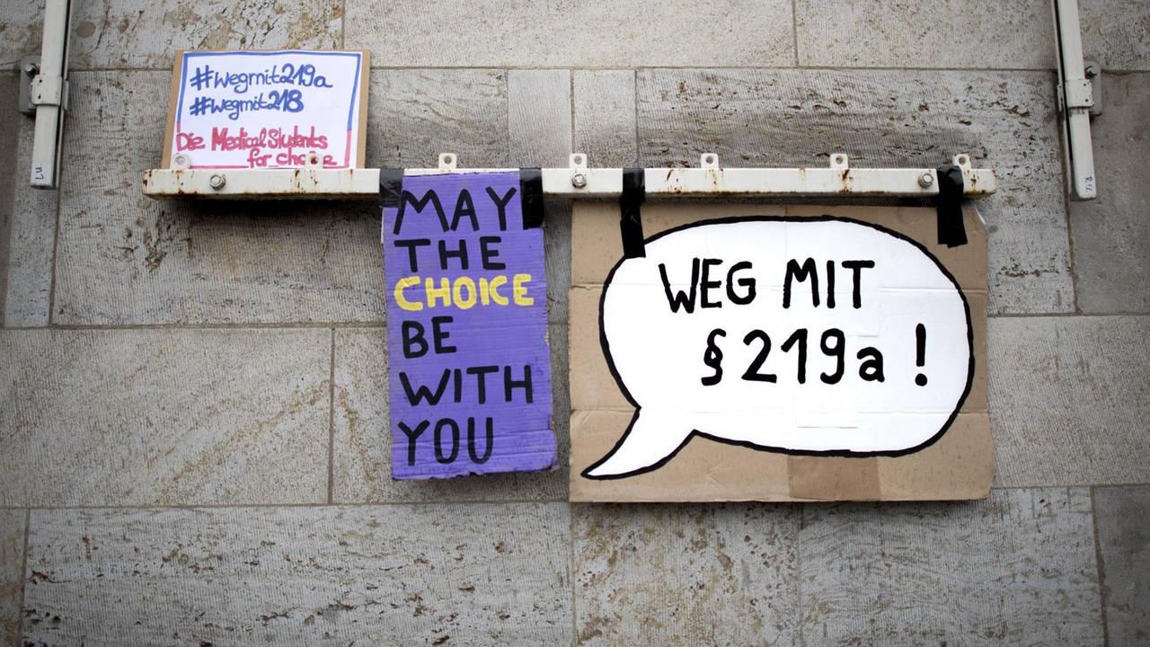 Demonstration für die Abschaffung von Paragraf 219a. Auf Schildern steht "May the Choice be with you" und "Weg mit Paragraf 219a".