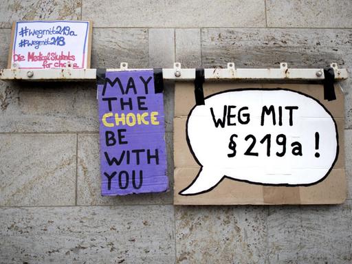 Demonstration für die Abschaffung von Paragraf 219a. Auf Schildern steht "May the Choice be with you" und "Weg mit Paragraf 219a".
