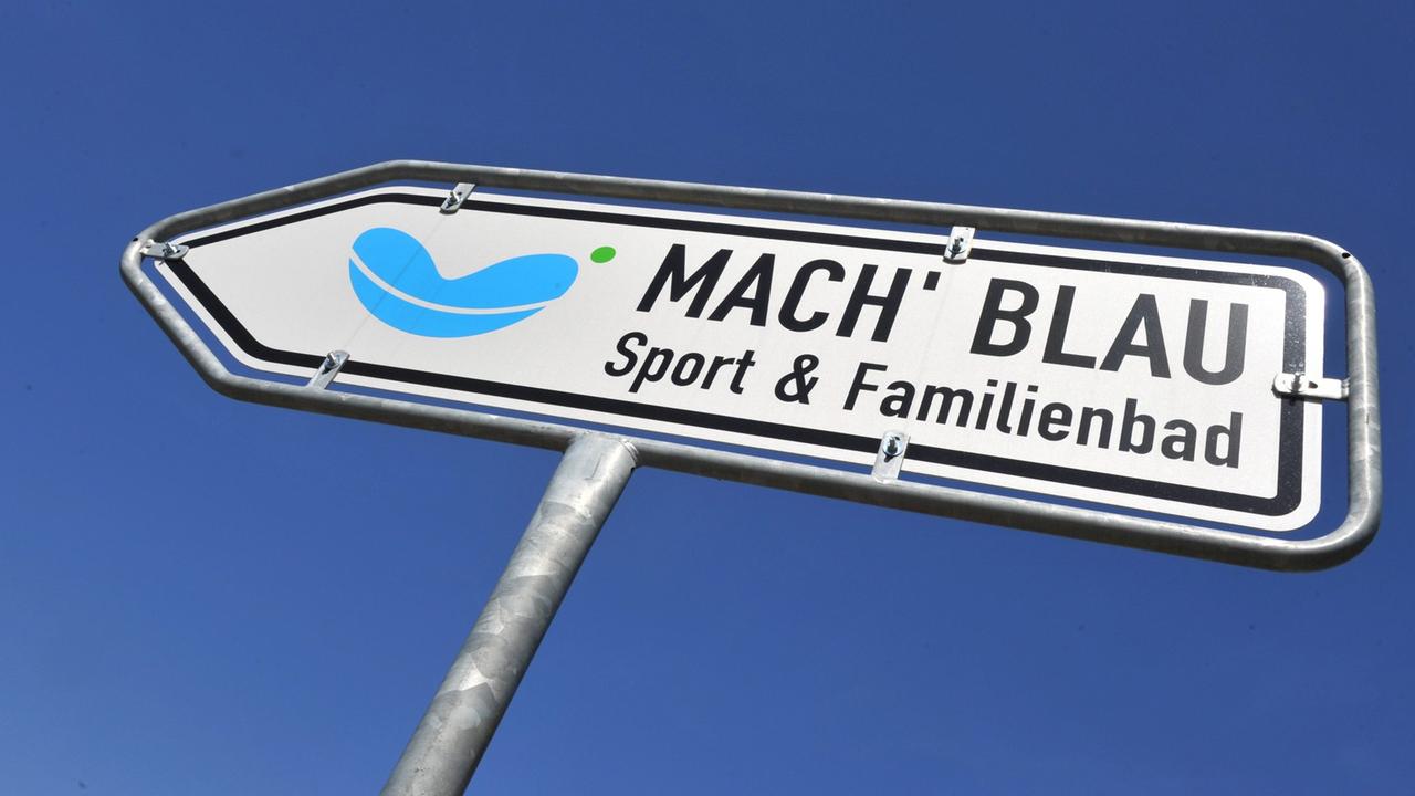 Hinweisschild zu einem Freibad mit dem Namen "Mach' Blau"