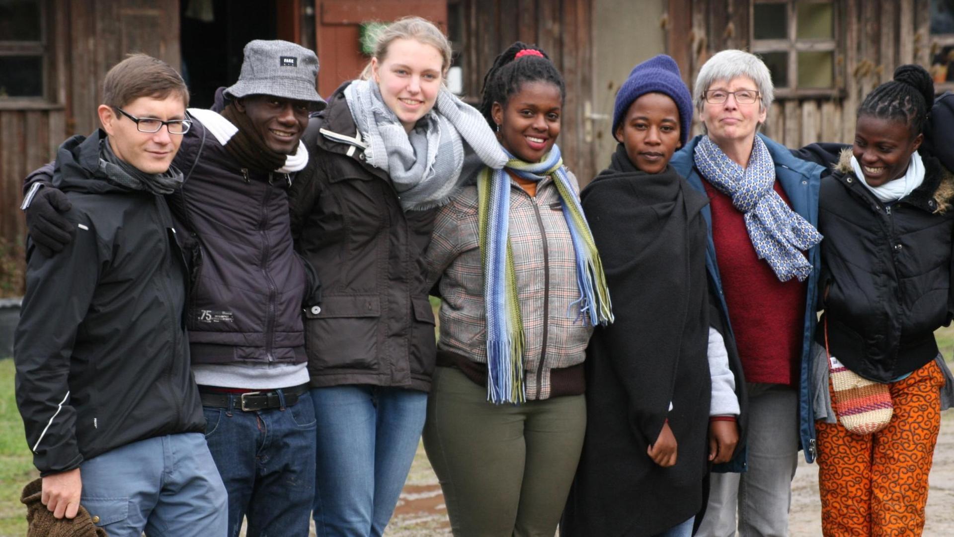 Allan Magoba (2.v.l.) mit anderen Freiwilligen und dteutschen Helfern in Glücksburg. Allan Magoba (2.v.l.) mit anderen Freiwilligen und dteutschen Helfern in Glücksburg.