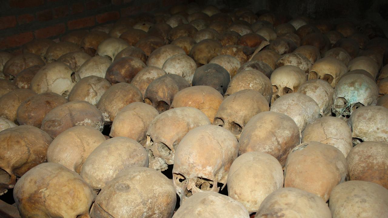 Gebeine von Genozidopfern in der Gruft hinter der Kirche von Nyamata, aufgenommen im Februar 2015. Die Kirche liegt unweit des Projektdorfs Mayange und ist heute eine Gedenkstätte. In Massengräbern sind dort rund 45 000 Menschen beerdigt. Rund 10 000 davon wurden in und um die Kirche herum niedergemetzelt. Gebeine von Genozidopfern in der Gruft hinter der Kirche von Nyamata, aufgenommen im Februar 2015. Die Kirche liegt unweit des Projektdorfs Mayange und ist heute eine Gedenkstätte. In Massengräbern sind dort rund 45 000 Menschen beerdigt. Rund 10 000 davon wurden in und um die Kirche herum niedergemetzelt.