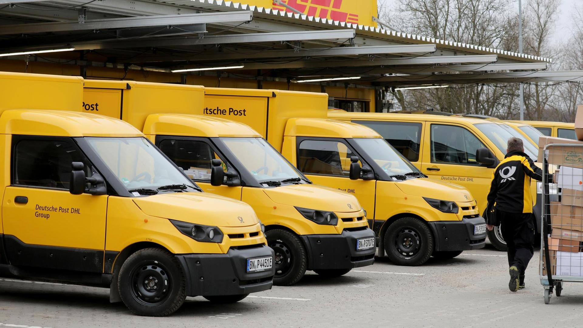 28.03.2018, Mecklenburg-Vorpommern, Rostock: In der Zustellbasis der Deutschen Post stehen bei einem Pressetermin Elektro-Kleintransporter und werden mit Paketen beladen. Ein Streetscooter spart jährlich im Schnitt drei Tonnen CO2 oder 1500 Liter Diesel ein. In Mecklenburg-Vorpommern gibt es derzeit 60 Elektrofahrzeuge, bis Jahresende soll deren Zahl auf 100 wachsen. Bundesweit sind schon rund 5500 Elektrofahrzeuge im Einsatz. (zu "Post rüstet Fuhrpark mit Elektro-Kleintransportern auf" vom 28.03.2018) Foto: Bernd Wüstneck/dpa | Verwendung weltweit 28.03.2018, Mecklenburg-Vorpommern, Rostock: In der Zustellbasis der Deutschen Post stehen bei einem Pressetermin Elektro-Kleintransporter und werden mit Paketen beladen. Ein Streetscooter spart jährlich im Schnitt drei Tonnen CO2 oder 1500 Liter Diesel ein. In Mecklenburg-Vorpommern gibt es derzeit 60 Elektrofahrzeuge, bis Jahresende soll deren Zahl auf 100 wachsen. Bundesweit sind schon rund 5500 Elektrofahrzeuge im Einsatz. (zu "Post rüstet Fuhrpark mit Elektro-Kleintransportern auf" vom 28.03.2018) Foto: Bernd Wüstneck/dpa | Verwendung weltweit