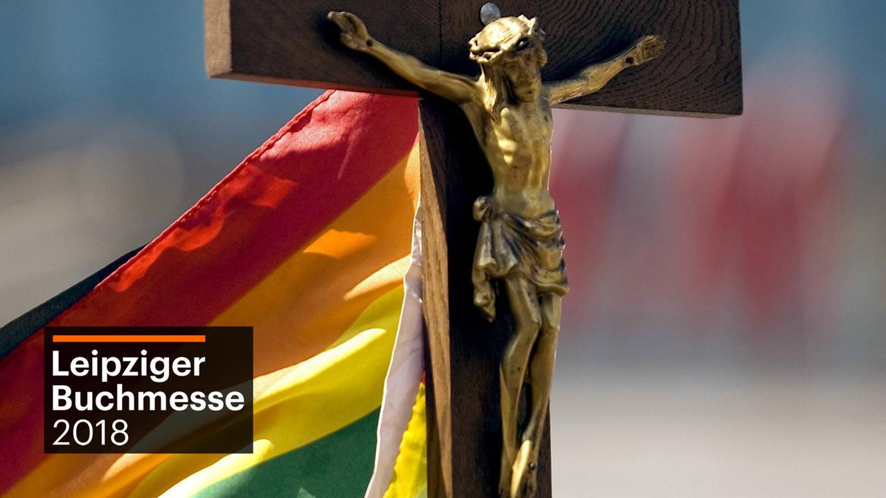 Regenbogenflagge an einem Kruzifix Regenbogenflagge an einem Kruzifix