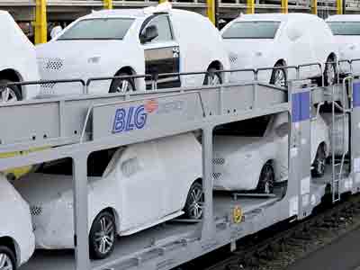 AutoRail - Neuwagen werden auf Schienen für den Export versandt. AutoRail - Neuwagen werden auf Schienen für den Export versandt.