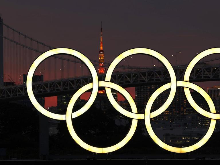Die Olympischen Ringe in der Tokyo Bay