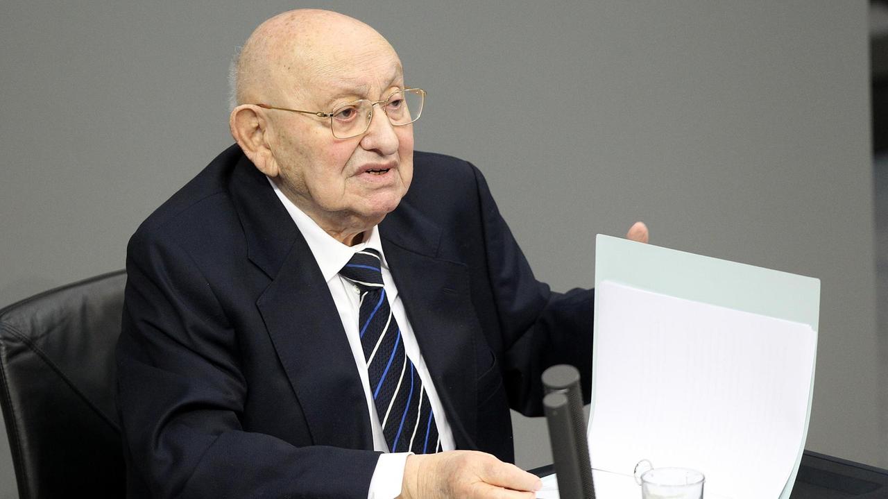 Literaturkritiker und Überlebender des Holocaust, Marcel Reich-Ranicki, am 27.01.2012 im Bundestag in Berlin. Literaturkritiker und Überlebender des Holocaust, Marcel Reich-Ranicki, am 27.01.2012 im Bundestag in Berlin.