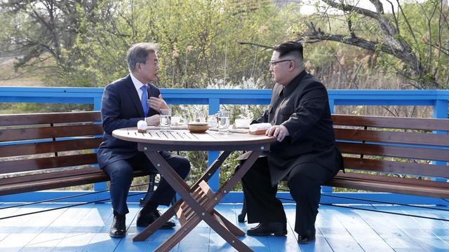 Moon und Kim bei ihren Gesprächen in Panmunjom