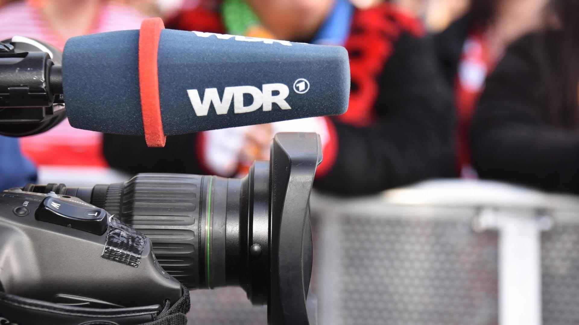 11.11.2018, Nordrhein-Westfalen, Köln: Ein Mikrofon an einer WDR Kamera 11.11.2018 in Köln bei der Eröffnung der Karneval Session 2018 2019 des Kölner Karnevals auf dem Heumarkt. Traditionell wird am 11.11. um 11 Uhr 11 der Kölner Karneval mit einem grossen open air Fest eröffnet. 11.11.2018, Nordrhein-Westfalen, Köln: Ein Mikrofon an einer WDR Kamera 11.11.2018 in Köln bei der Eröffnung der Karneval Session 2018 2019 des Kölner Karnevals auf dem Heumarkt. Traditionell wird am 11.11. um 11 Uhr 11 der Kölner Karneval mit einem grossen open air Fest eröffnet.