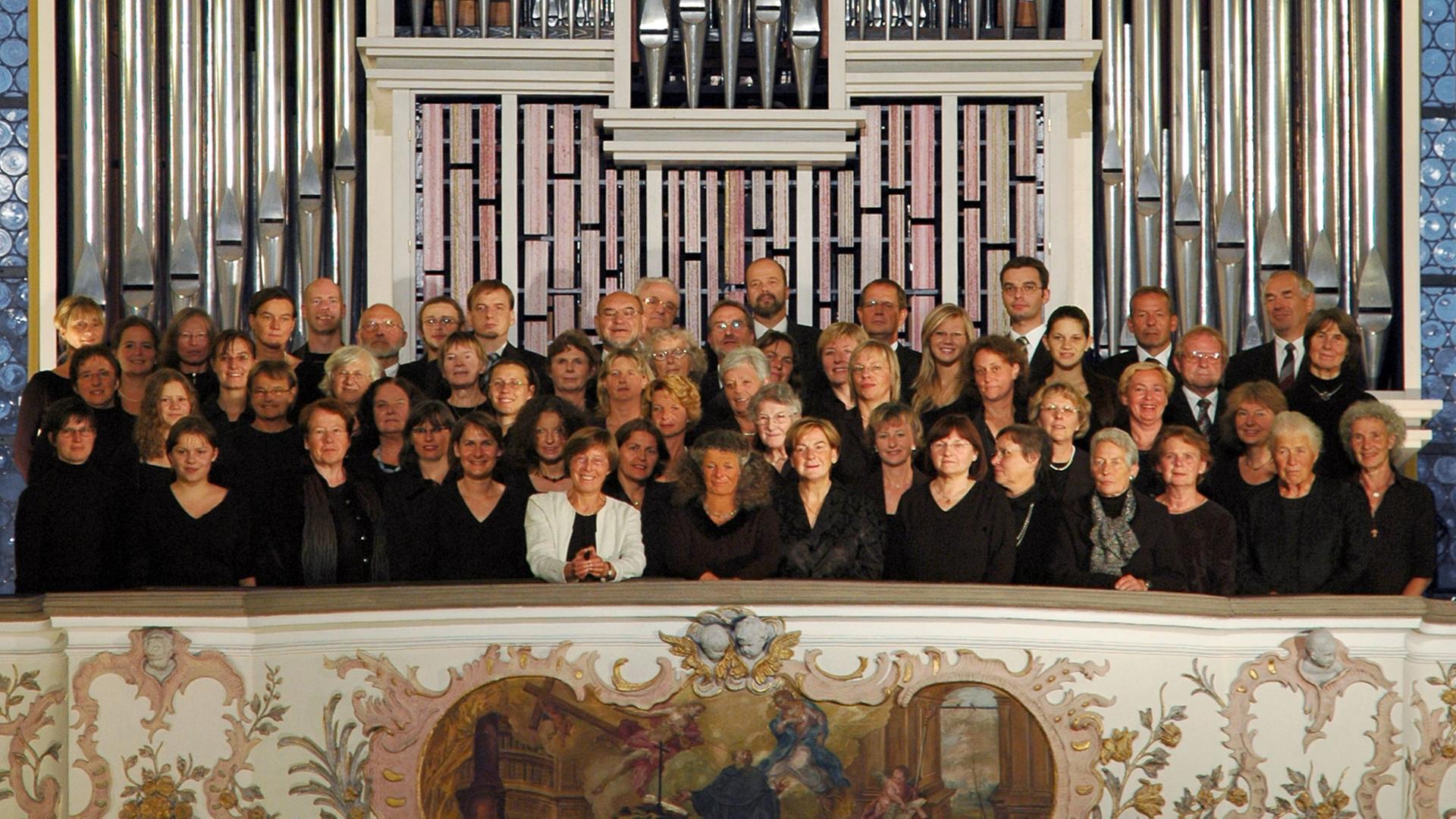 Der Motettenchor Schwäbisch Gmünd steht auf der Empore vor der Orgel Der Motettenchor Schwäbisch Gmünd steht auf der Empore vor der Orgel