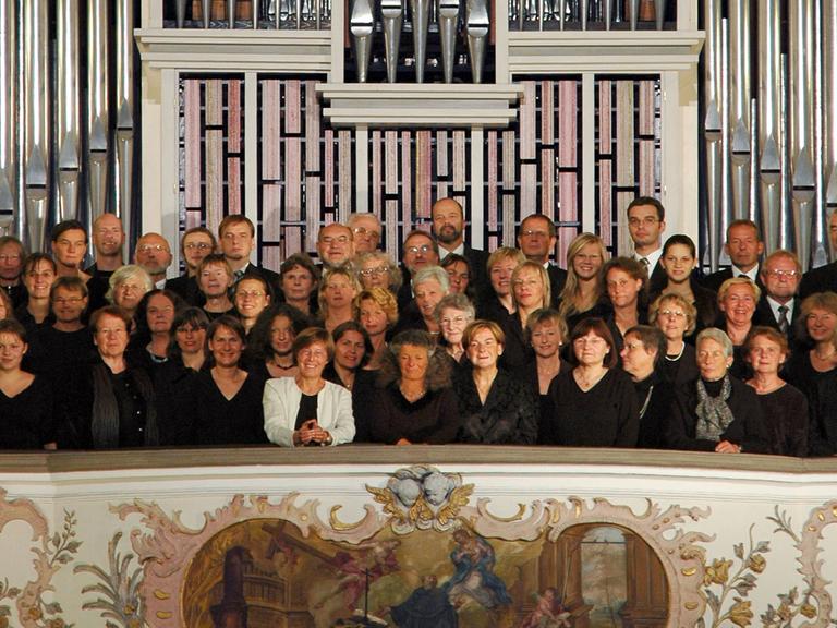 Der Motettenchor Schwäbisch Gmünd steht auf der Empore vor der Orgel