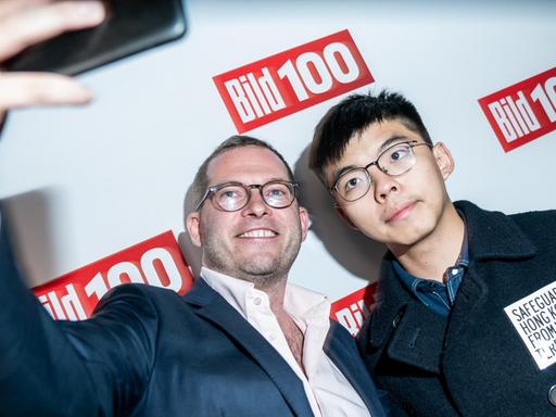 "Bild"-Chefredakteur Julian Reichelt macht ein Selfie mit Joshua Wong, Demokratie-Aktivist der Proteste in Hongkong, bei dessen Eintreffen zur Bild100-Party mit Persönlichkeiten aus Politik, Gesellschaft und Sport.