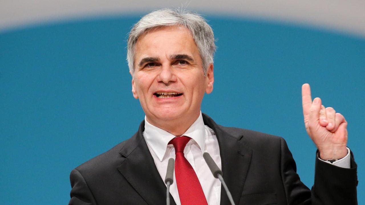 Österreichs Bundeskanzler Werner Faymann spricht beim Bundesparteitag der SPD in Berlin. Österreichs Bundeskanzler Werner Faymann spricht beim Bundesparteitag der SPD in Berlin.