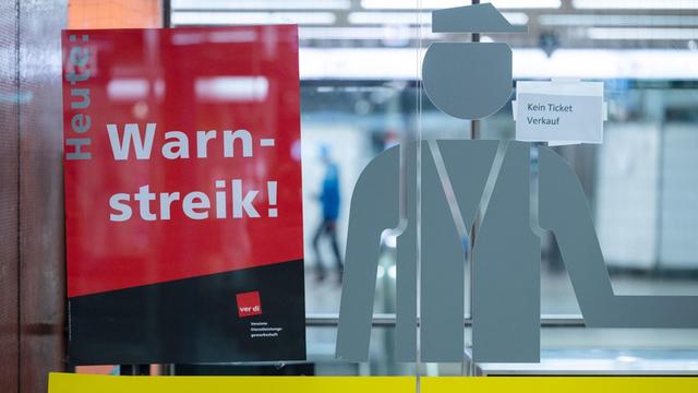 Stuttgart: Ein Plakat hängt an der Haltestelle Hauptbahnhof an einem Schalter der SSB. Die Gewerkschaft Verdi erhöht im Tarifkonflikt des öffentlichen Dienstes den Druck.