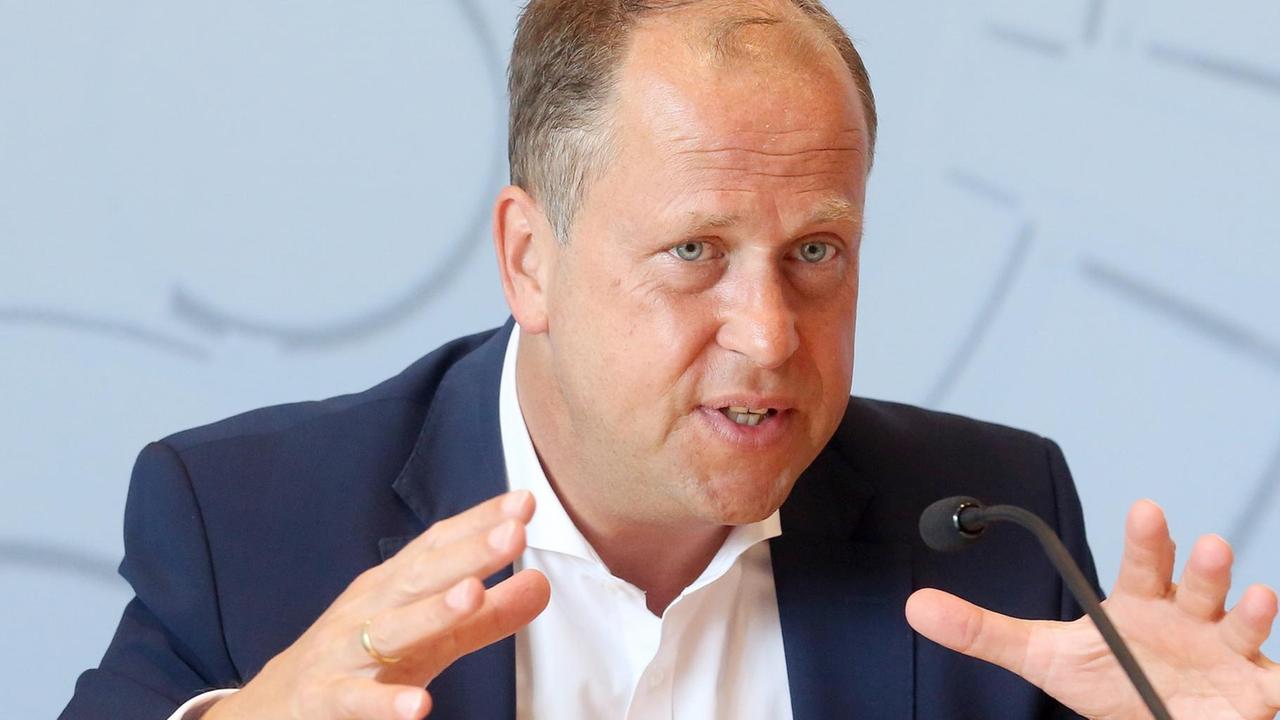 Joachim Stamp (FDP), stellvertretender Ministerpräsident des Landes Nordrhein-Westfalen und Minister für Kinder, Familie, Flüchtlinge und Integration. (2019) Joachim Stamp (FDP), stellvertretender Ministerpräsident des Landes Nordrhein-Westfalen und Minister für Kinder, Familie, Flüchtlinge und Integration. (2019)