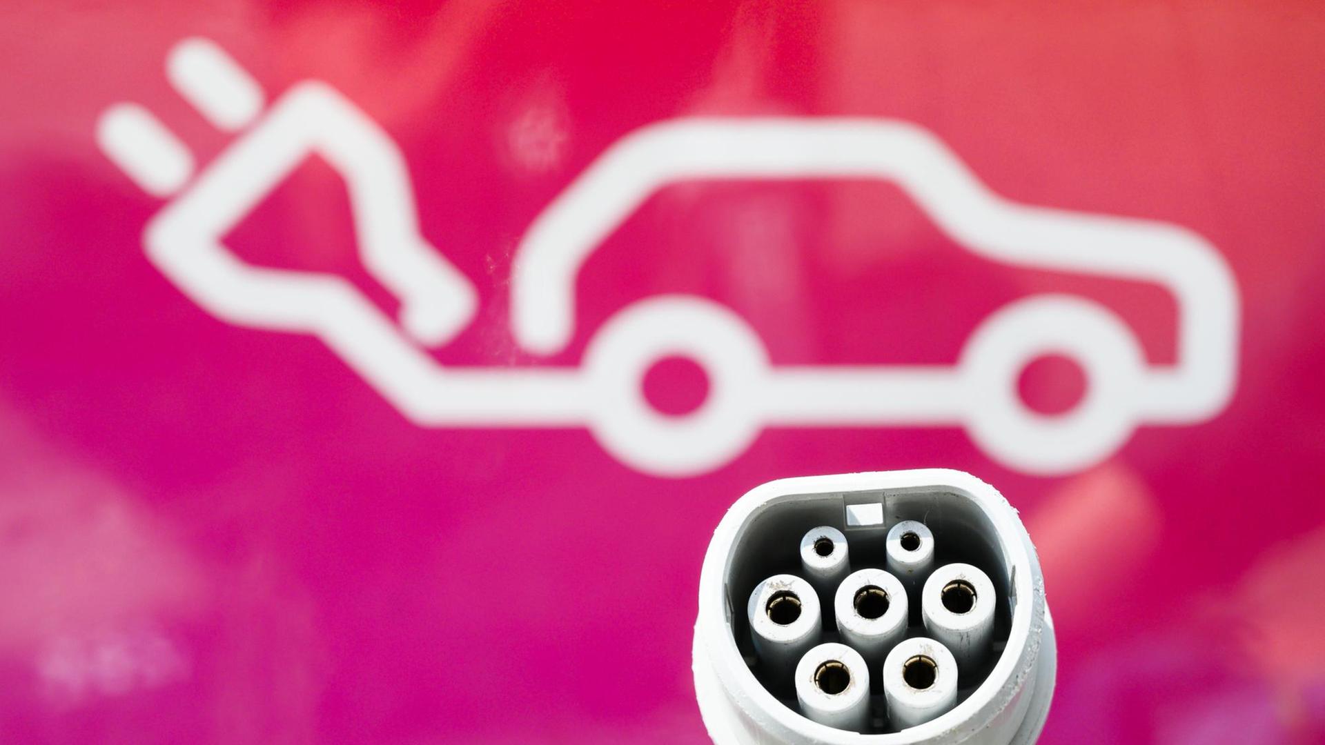 Ein Stecker einer Ladesäule für E-Autos Ein Stecker einer Ladesäule für E-Autos