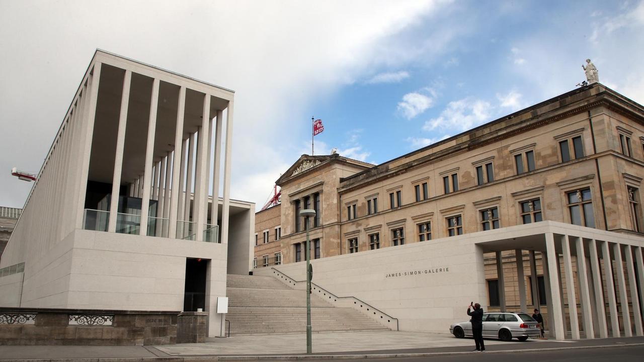 Ein Mann fotografiert auf der Museumsinsel die geschlossene James-Simon-Galerie mit dem angrenzenden Neuen Museum. Ein Mann fotografiert auf der Museumsinsel die geschlossene James-Simon-Galerie mit dem angrenzenden Neuen Museum.
