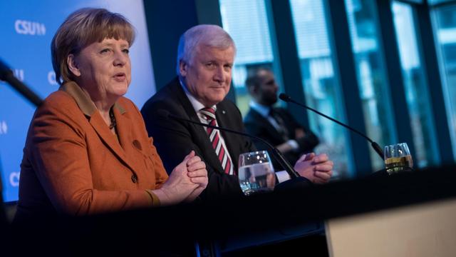 Der bayerische Ministerpräsident Horst Seehofer (CSU) und Bundeskanzlerin Angela Merkel (CDU) sprechen am 06.02.2017 in München (Bayern) bei einer Pressekonferenz nach dem Spitzentreffen von CDU und CSU in der Parteizentrale.