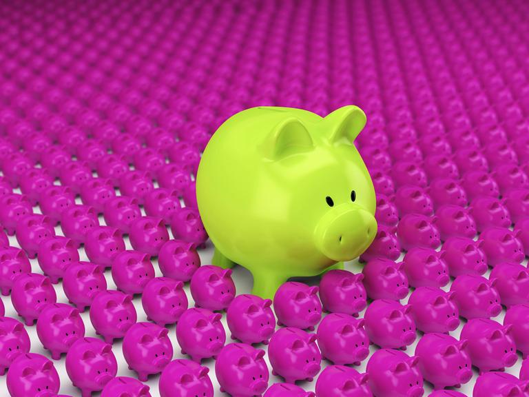 Reihe von pinkfarbenen Sparschweinen mit einem großen grünen Sparschwein in der Mitte