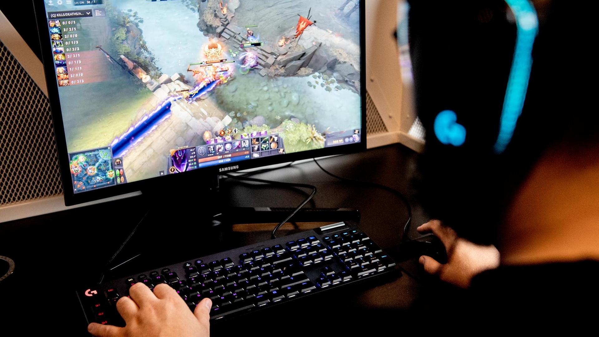 Ein Mann spielt Computer. Ein Mann spielt Computer.