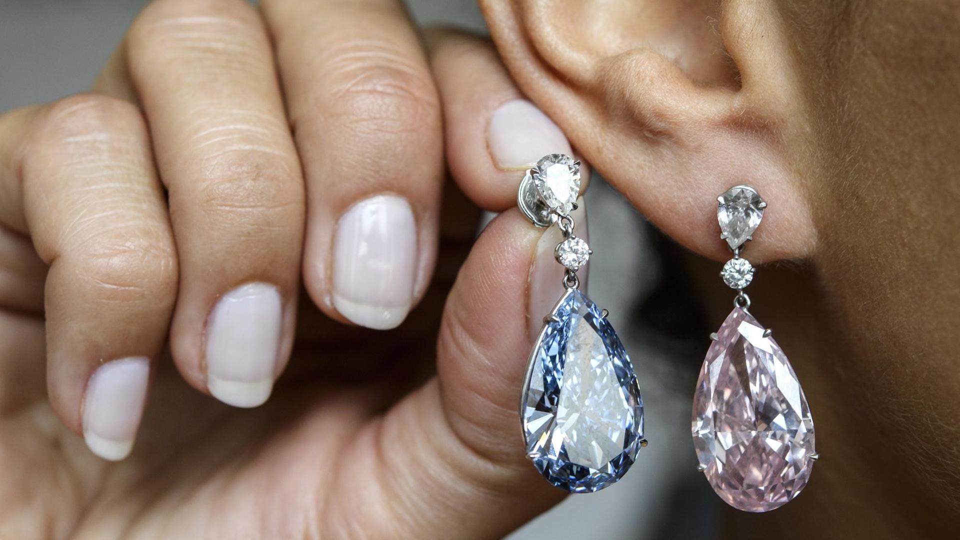 Die beiden Diamantohrringe "Blauer Apollo" und "Pink Artemis" wurden versteigert. Die beiden Diamantohrringe "Blauer Apollo" und "Pink Artemis" wurden versteigert.