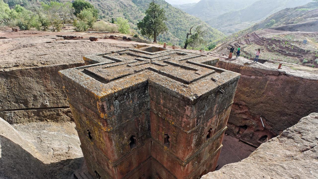 Blick auf die Felsenkirche Bete Giyorgis in Lalibela, Äthiopien. Der aus dem Felsen in der Form eines Kreuzes geschlagene Monolithbau wurde im 12./13. Jahrhundert erbaut.
Blick auf die Felsenkirche Bete Giyorgis in Lalibela, Äthiopien. Der aus dem Felsen in der Form eines Kreuzes geschlagene Monolithbau wurde im 12./13. Jahrhundert erbaut.