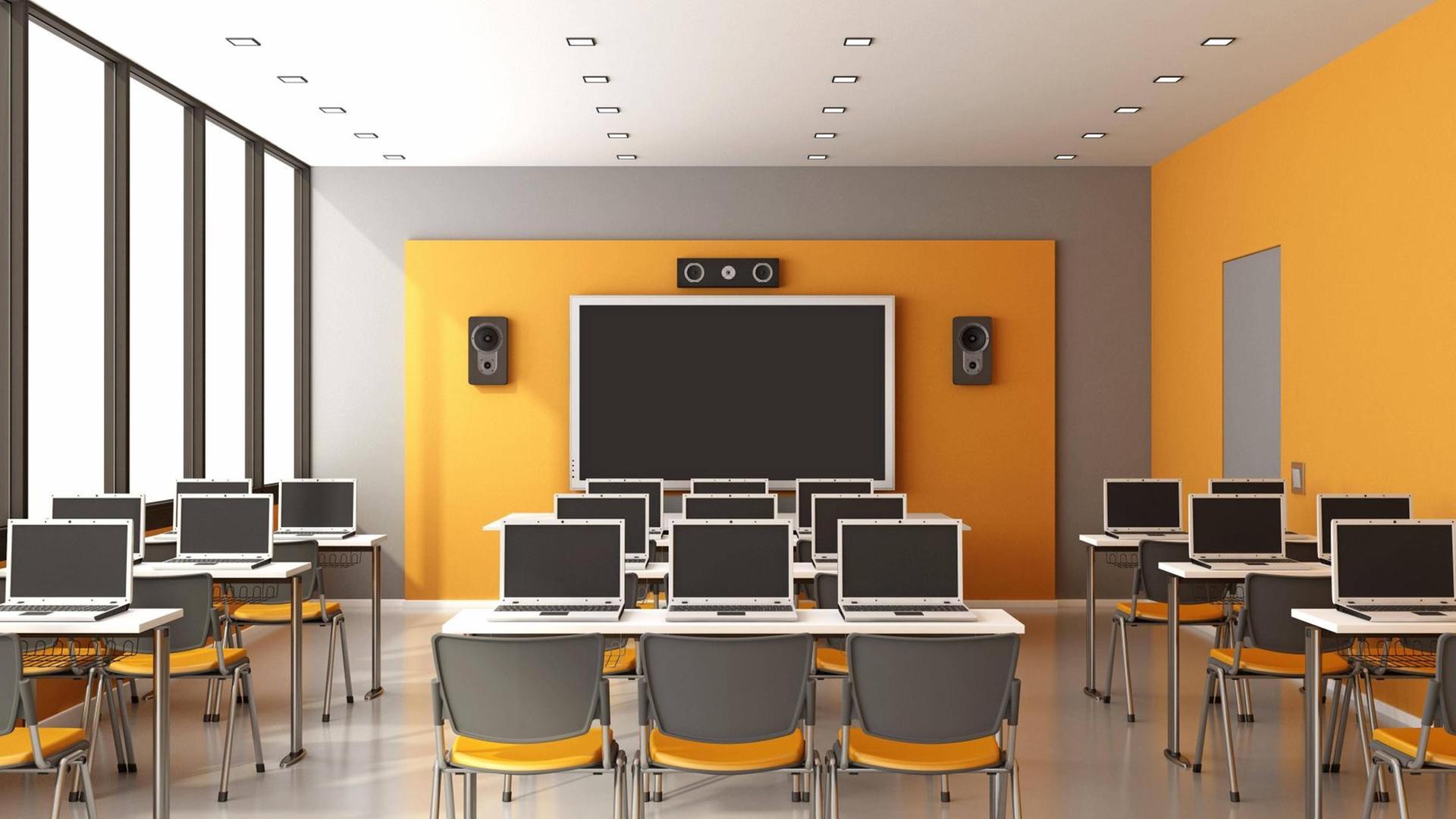 In einem Unterrichtsraum mit einer digitalen Tafel stehen Tischreihen mit Laptops In einem Unterrichtsraum mit einer digitalen Tafel stehen Tischreihen mit Laptops