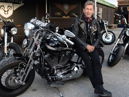 Ein prominenter Motorrad-Fan ist der Rocksänger Peter Maffay, hier mit einer Harley Davidson.