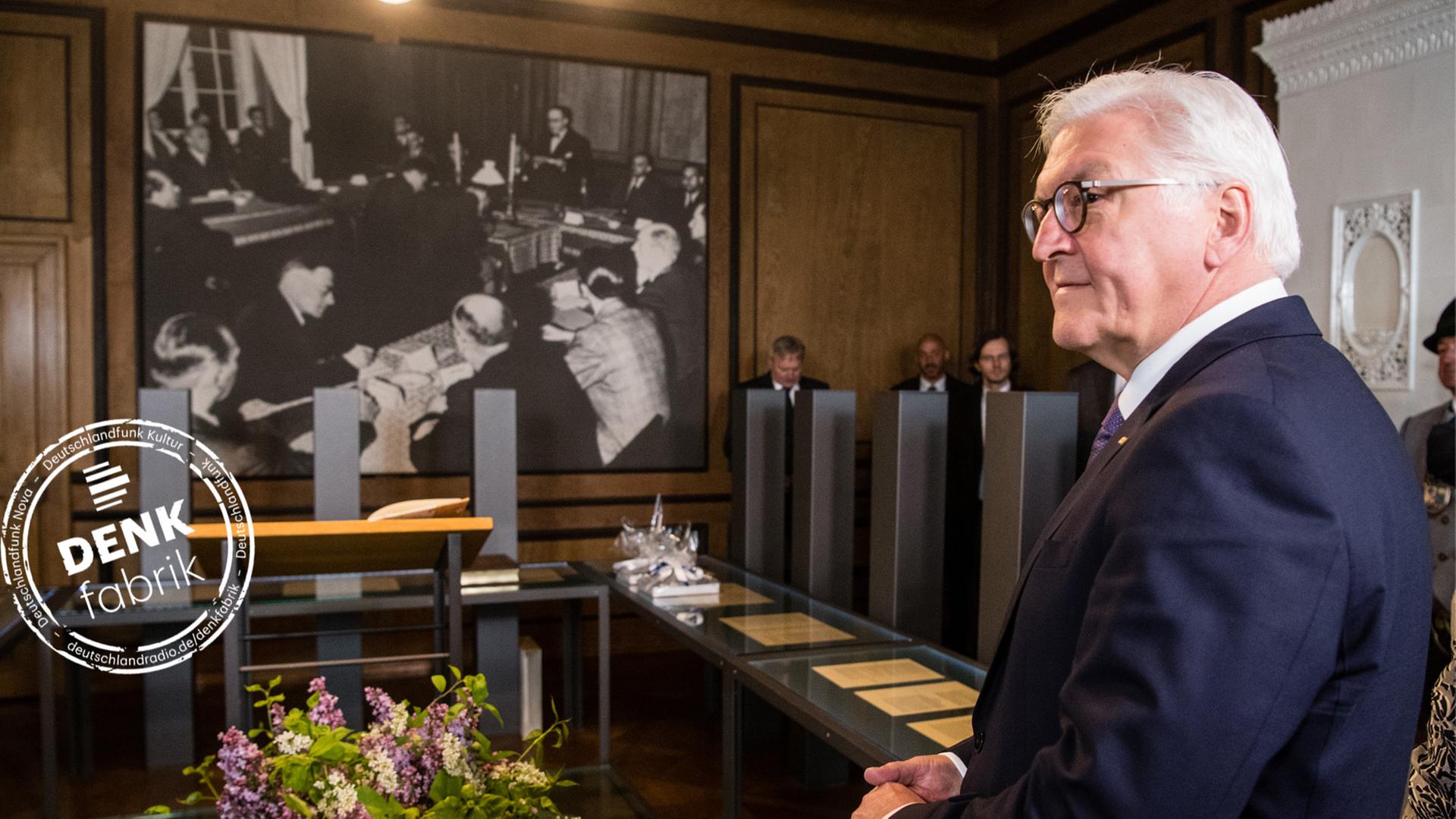 Bundespräsident Frank-Walter Steinmeier blickt sich im Verfassungszimmer vom Verfassungsmuseum im Augustiner-Chorherrenstift auf der Chiemsee-Insel Herrenchiemsee (Bayern) um