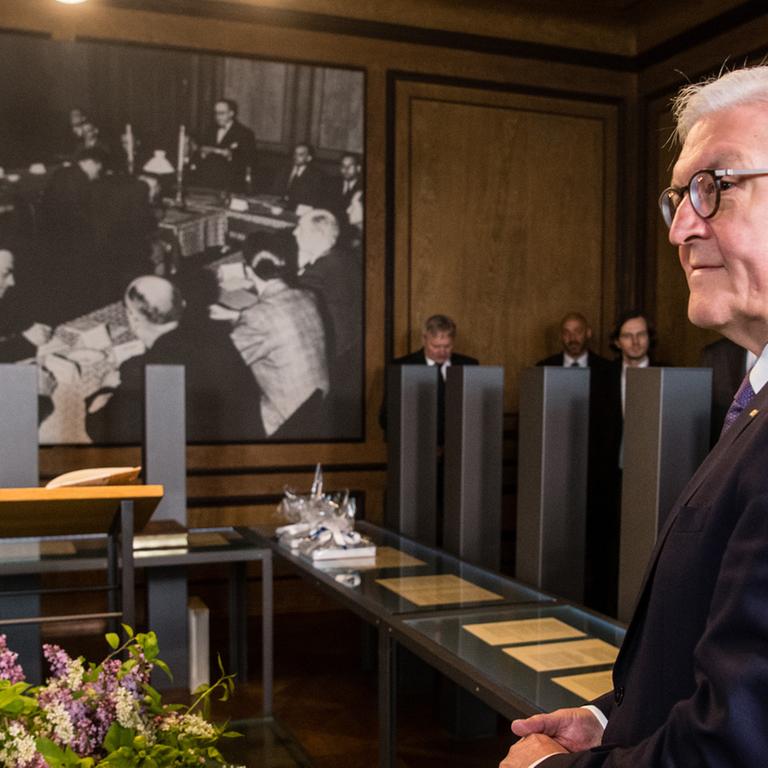 Bundespräsident Frank-Walter Steinmeier blickt sich im Verfassungszimmer vom Verfassungsmuseum im Augustiner-Chorherrenstift auf der Chiemsee-Insel Herrenchiemsee (Bayern) um Bundespräsident Frank-Walter Steinmeier blickt sich im Verfassungszimmer vom Verfassungsmuseum im Augustiner-Chorherrenstift auf der Chiemsee-Insel Herrenchiemsee (Bayern) um