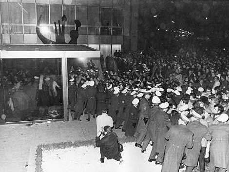 Demonstranten vor dem Axel-Springer-Hochhaus, 12.4.1968 Demonstranten vor dem Axel-Springer-Hochhaus, 12.4.1968