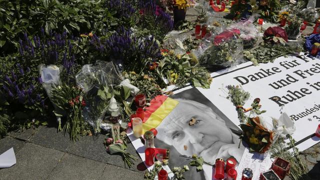 Vor dem Haus des früheren Bundeskanzlers Helmut Kohl haben Passanten Blumen niedergelegt. Oggersheim, 19.6.2017.