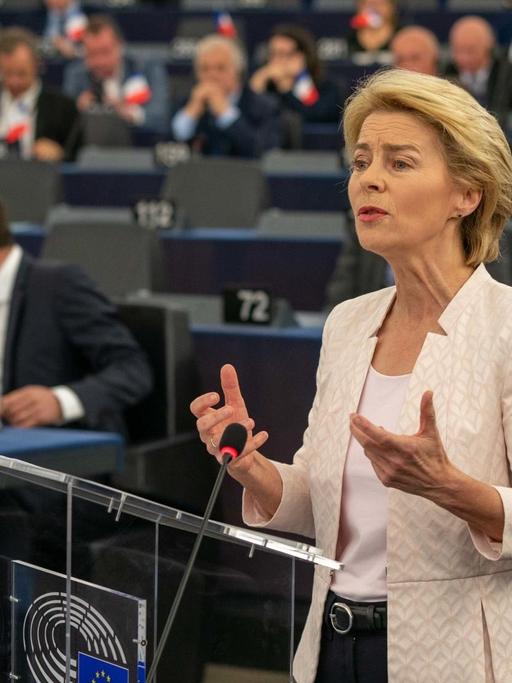 Das Bild zeigt Ursula von der Leyen bei ihrer Bewerbungsrede im Europaparlament. Sie will EU-Kommissionspräsidentin werden.