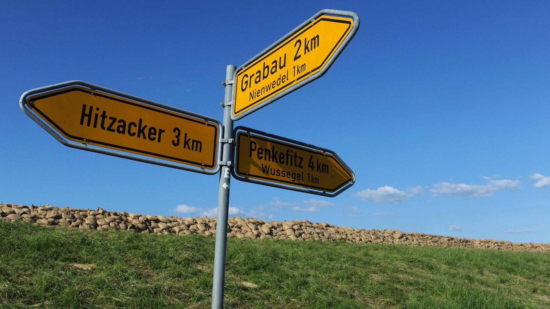 Pfeilwegweiser zu den Orten Hitzacker, Grabau, Nienwedel, Penkefitz und Wusselgel Pfeilwegweiser zu den Orten Hitzacker, Grabau, Nienwedel, Penkefitz und Wusselgel
