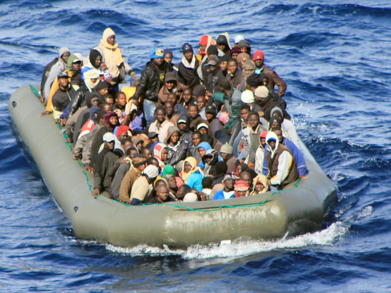 Schlauchboot treibt mit Flüchtlingen aus Afrika auf dem Mittelmeer. Schlauchboot treibt mit Flüchtlingen aus Afrika auf dem Mittelmeer.