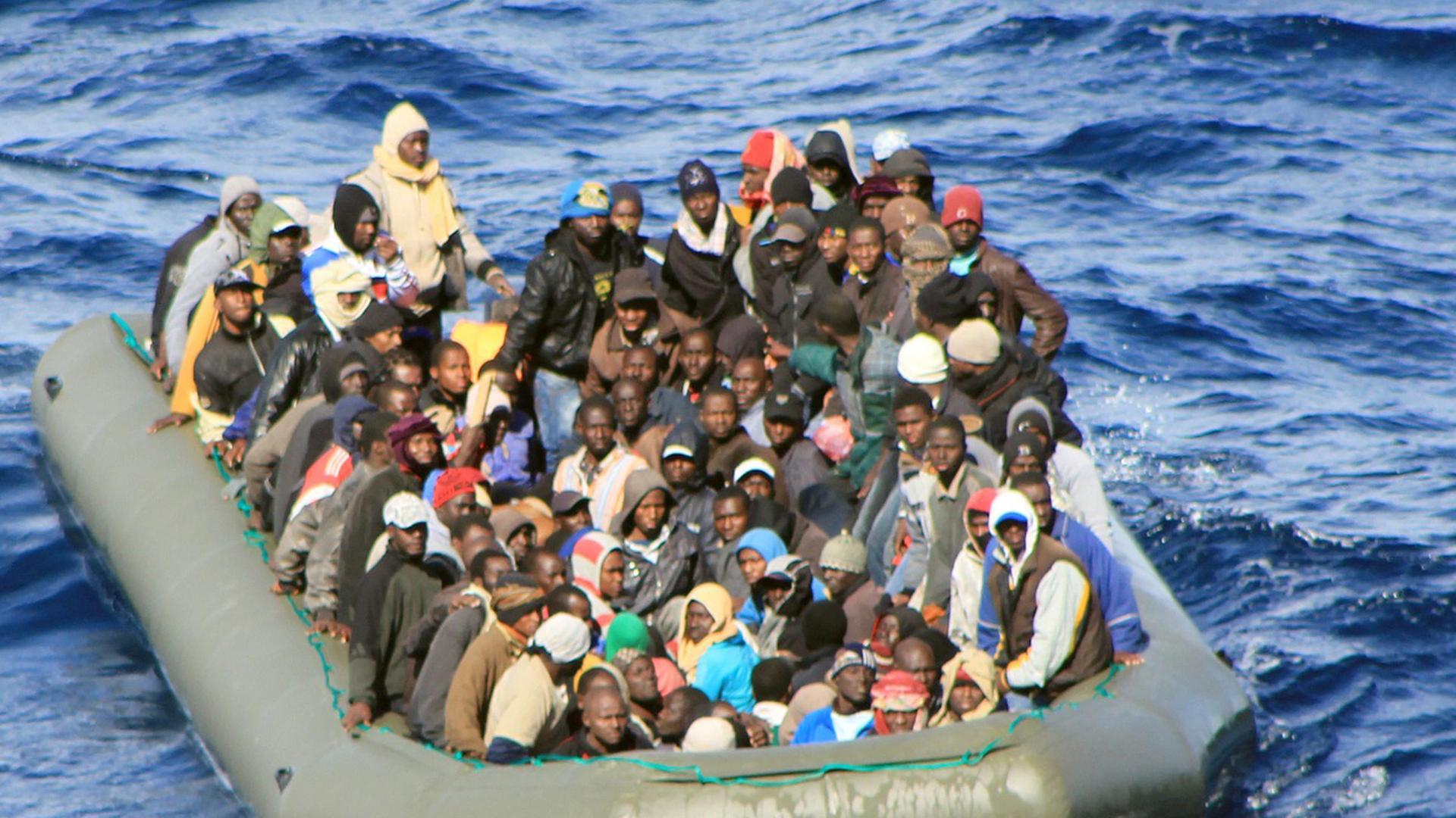 Schlauchboot treibt mit Flüchtlingen aus Afrika auf dem Mittelmeer. Schlauchboot treibt mit Flüchtlingen aus Afrika auf dem Mittelmeer.