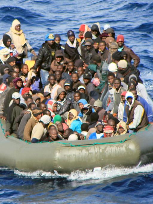 Schlauchboot treibt mit Flüchtlingen aus Afrika auf dem Mittelmeer.